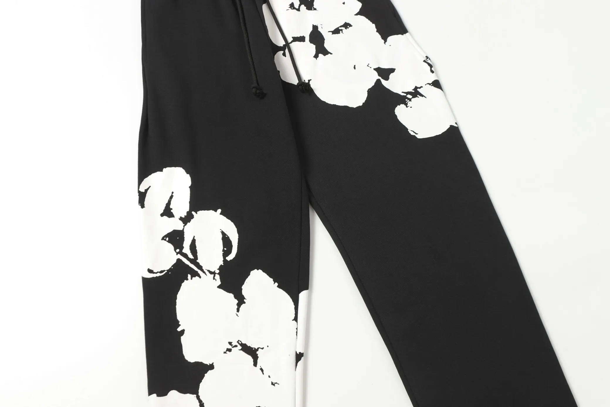 8002# DENIM TEARS Kapok European and American trendy brand high-quality printed hooded sweatshirt set. Terry fabric weighs 380 grams. Threads are customized and dyed in the same color. Color Black Gray Purple Size S-XL